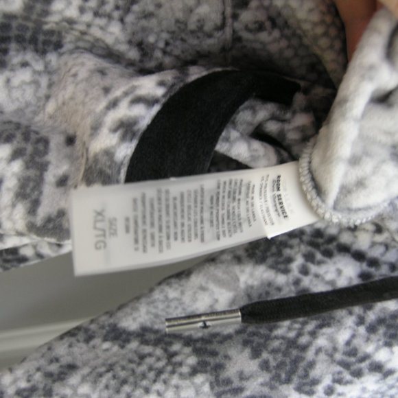 Nordstroms PJs Fleece XL Snake Print Onesie  Like New - Picture 10 of 11